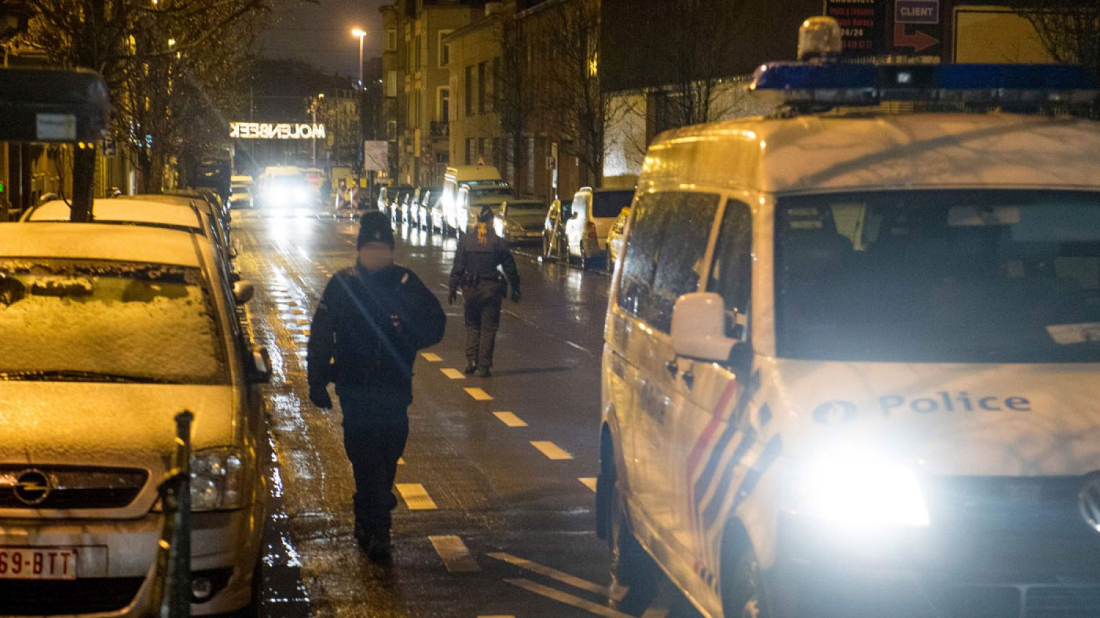 Imagen del dispositivo de seguridad establecido debido a la operación antiterrorista que se ha realizado en el barrio bruselense de Molenbeek.