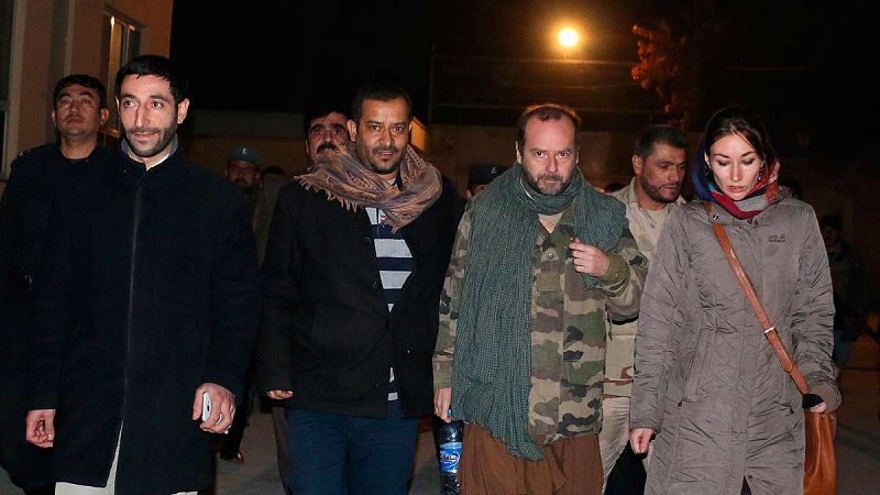 El cooperante de Cruz Roja en Afganistán, llamado Juan Carlos, es escoltado por fuerzas de seguridad afganas tras su liberación.