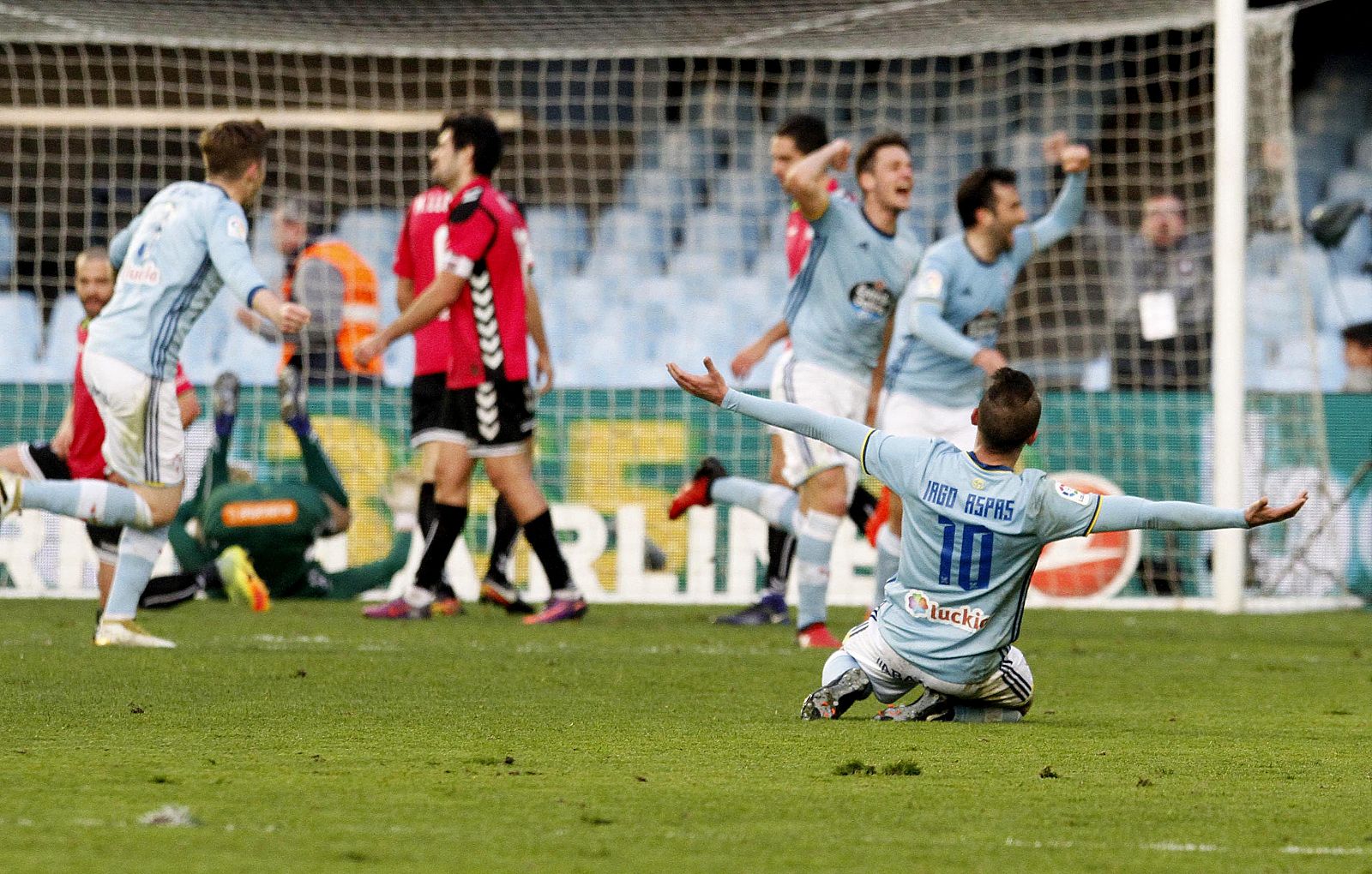 Los jugadores del Celta de Vigo delebran el gol de su compañero Nemanja Radoja (3ºd) ante el Alavés.