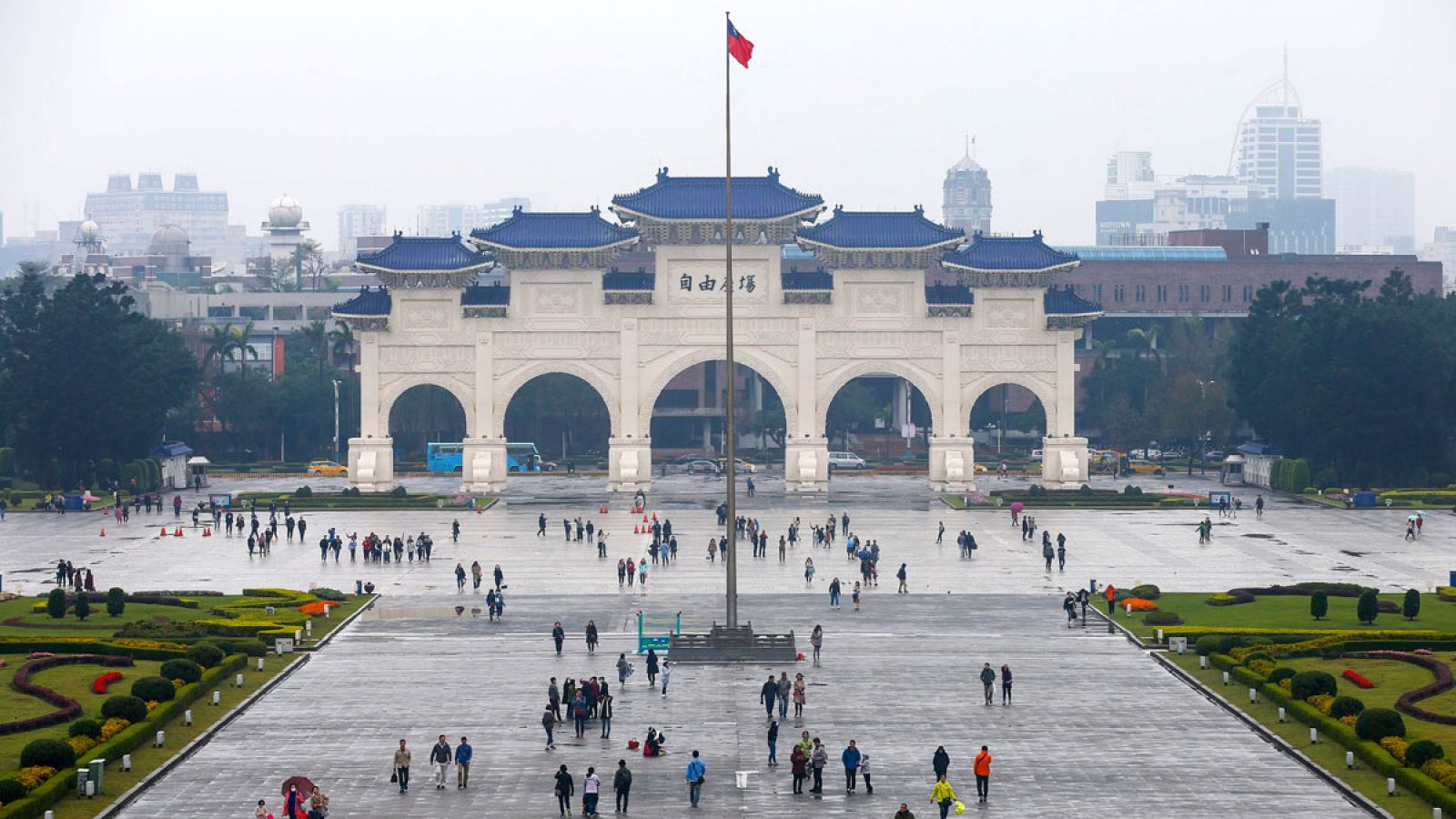 Turistas paseando por la Plaza de la Libertad de Taipei, Taiwán