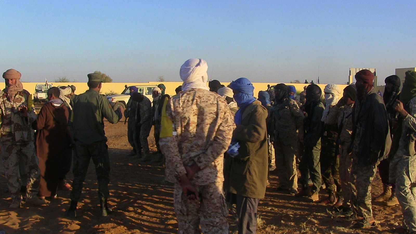 Ex milicianos y militares en el cuartel maliense de Gao atacado este miércoles con un coche bomba