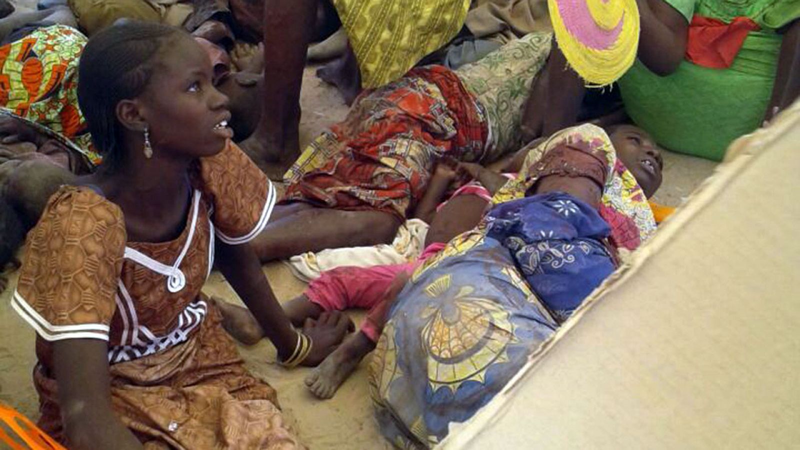 Refugiados en el campo de desplazados bombardeado por el ejército de Nigeria