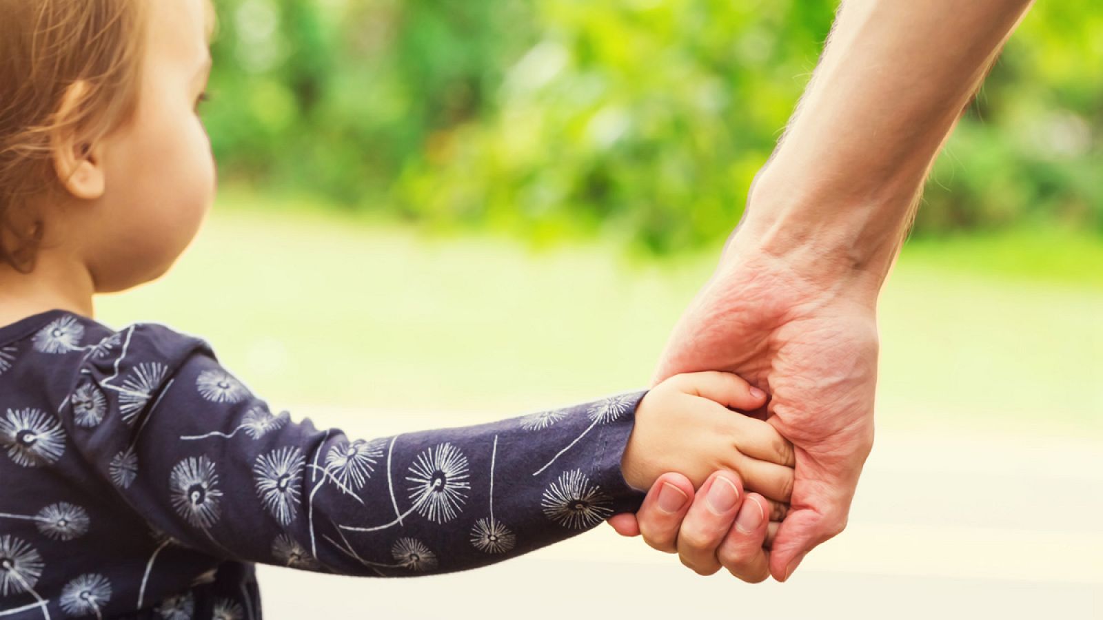 Una imagen genérica de un padre con su hija