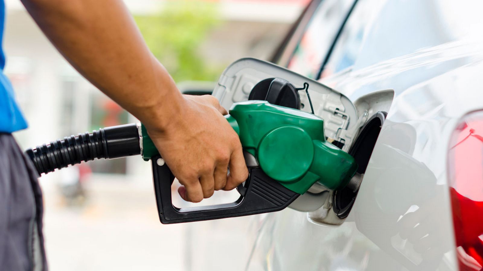 Un hombre reposta en una gasolinera.