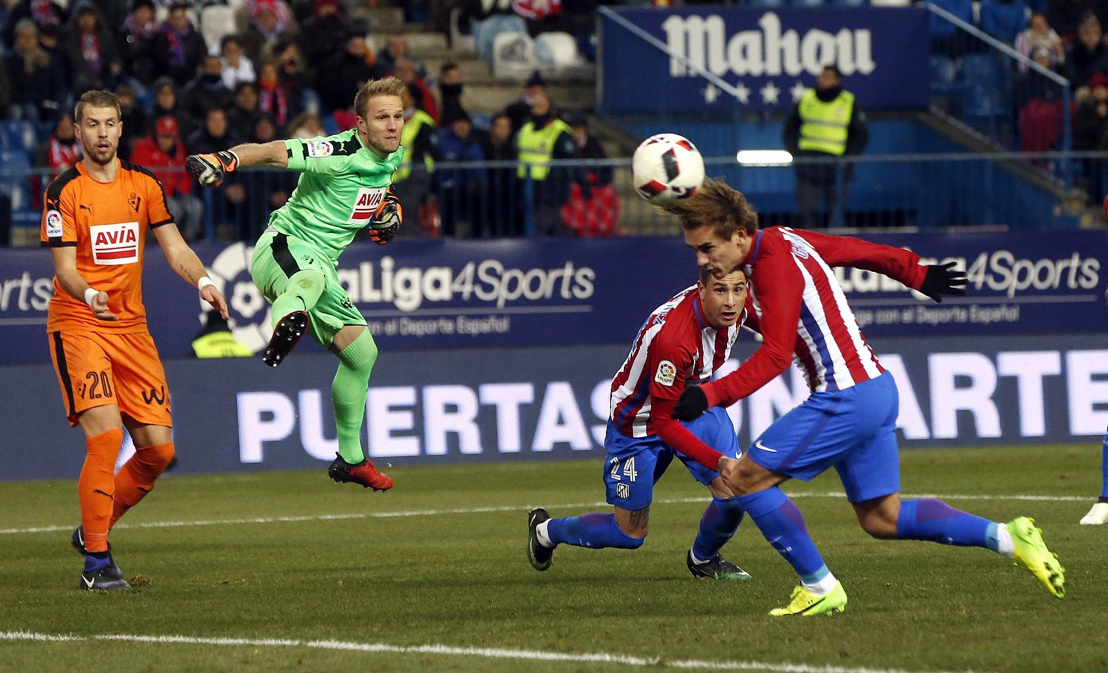 Antoine Griezmann marca el primer gol frente al Eibar.