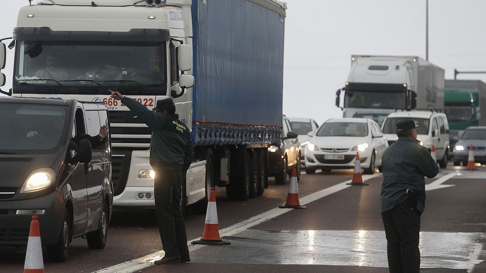 Un Guardia Civil dirige el tráfico en la A3, a la altura de Chiva