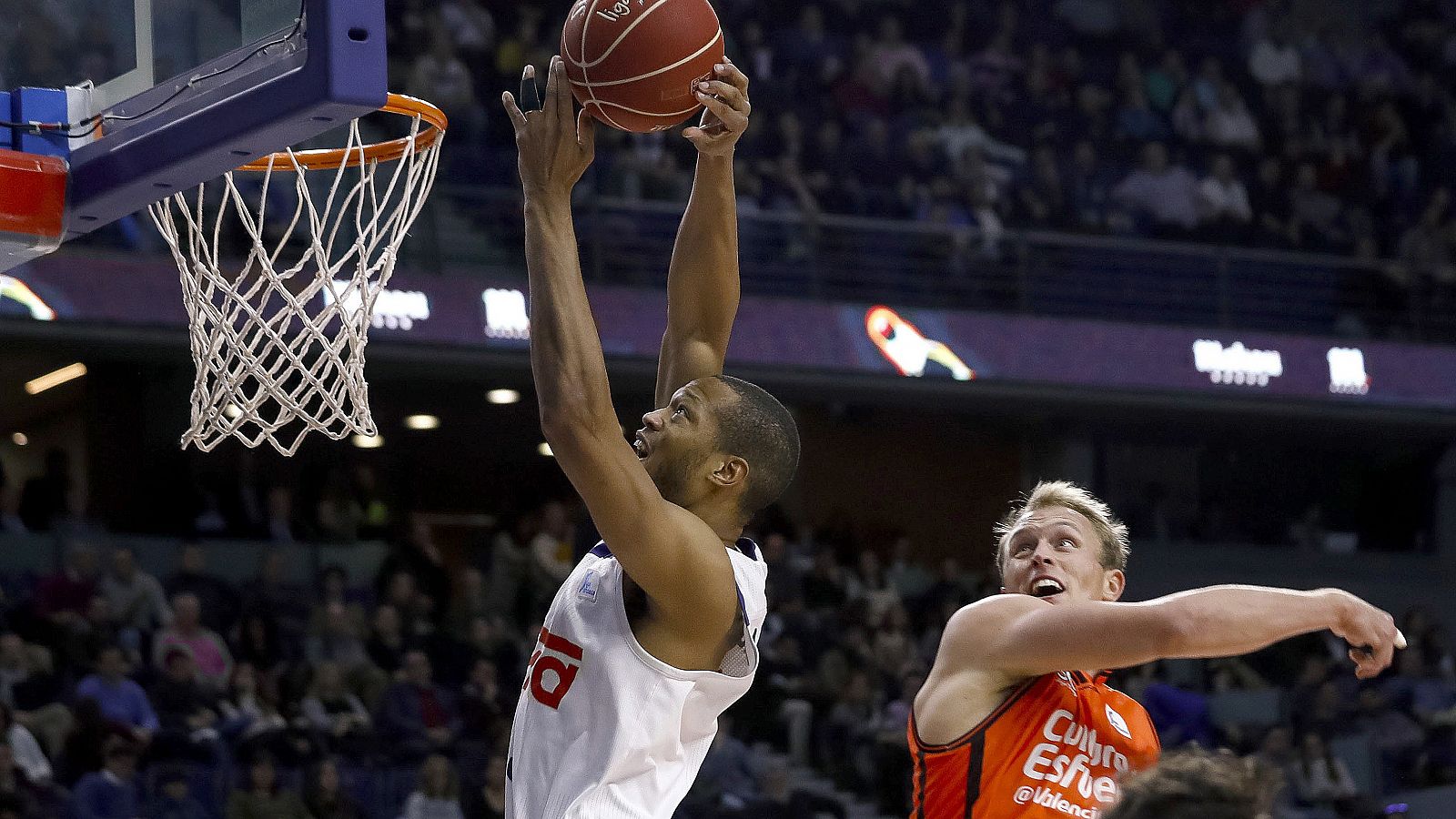 El alero estadounidense Anthony Randolph entra a canasta ante Luke Sikma, del Valencia Basket.