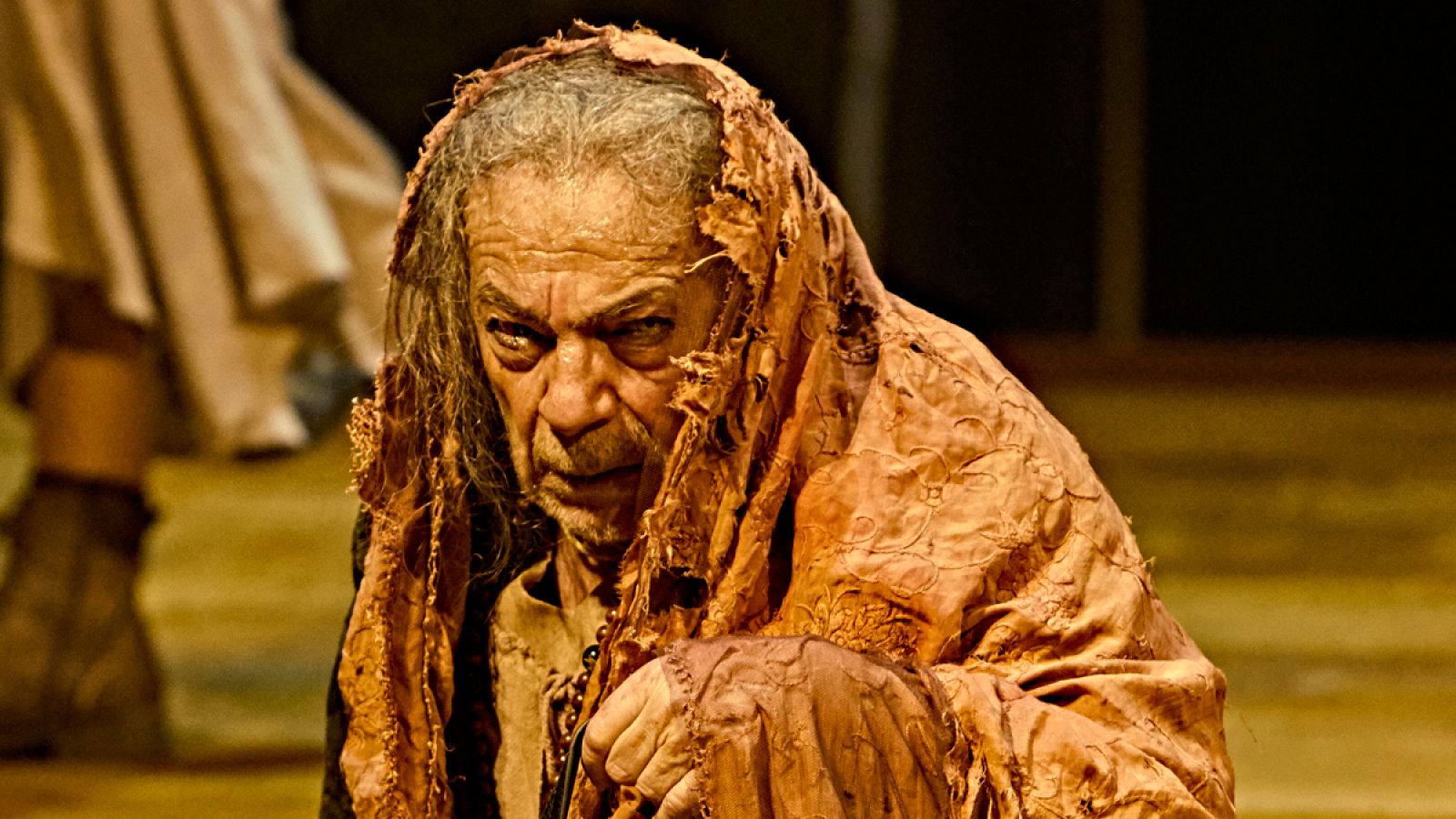 La 'Celestina', interpretada y dirigida por José Luis Gómez, en el Teatro de la Abadía