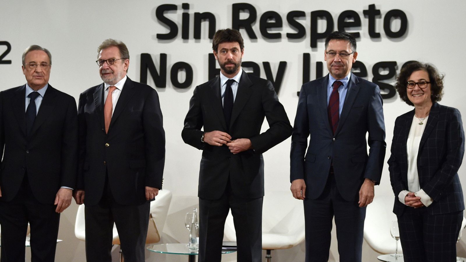 De izquierda a dereha, los presidentes del Real Madrid, el grupo Prisa, la Juventus y el Barça (Florentino Perez, Juan Luis Cebrián, Andrea Agnelli y Josep Maria Bartomeu) y la subdirectora de la UNESCO Nada Al-Nashif.