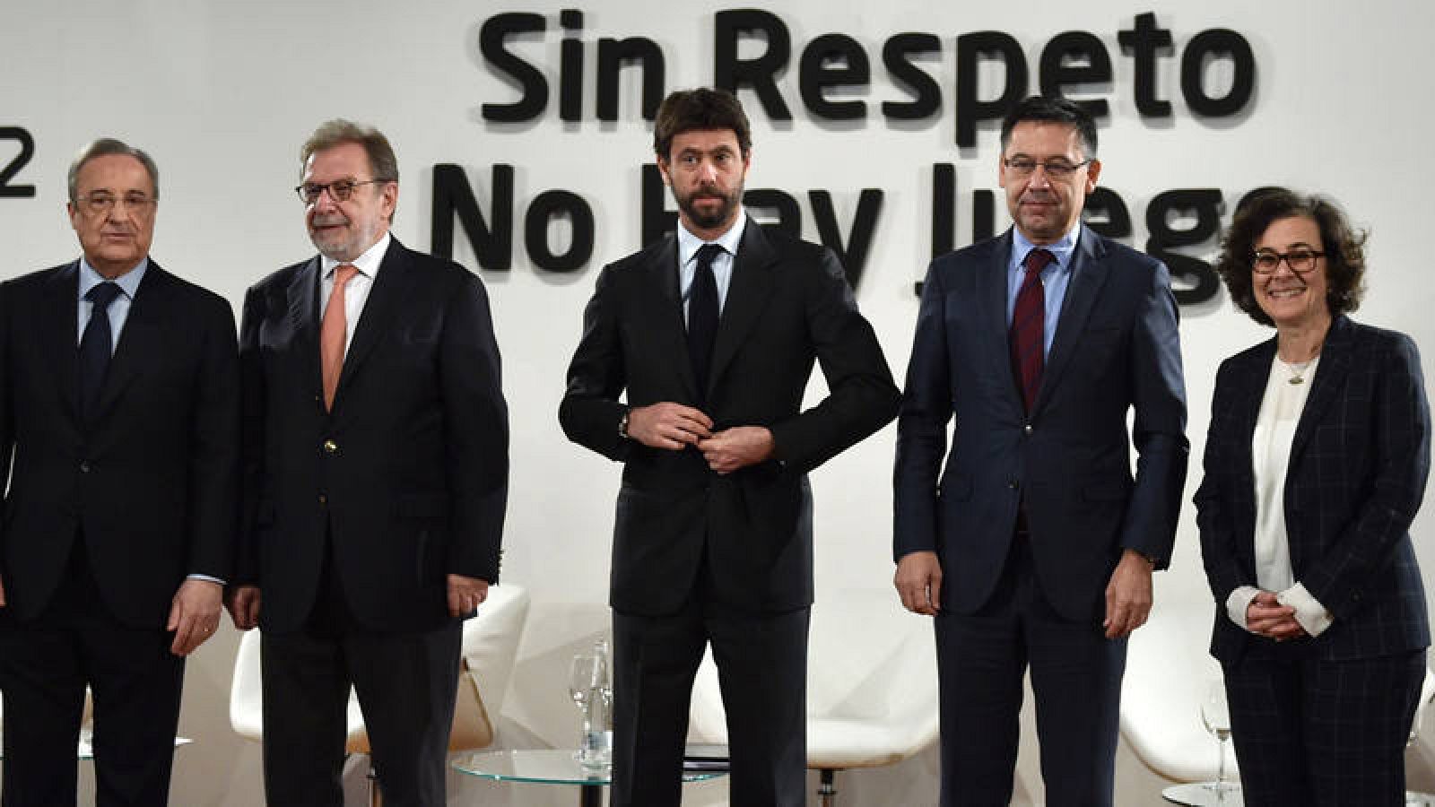 De izquierda a dereha, los presidentes del Real Madrid, el grupo Prisa, la Juventus y el Barça (Florentino Perez, Juan Luis Cebrián, Andrea Agnelli y Josep Maria Bartomeu) y la subdirectora de la UNESCO Nada Al-Nashif. 