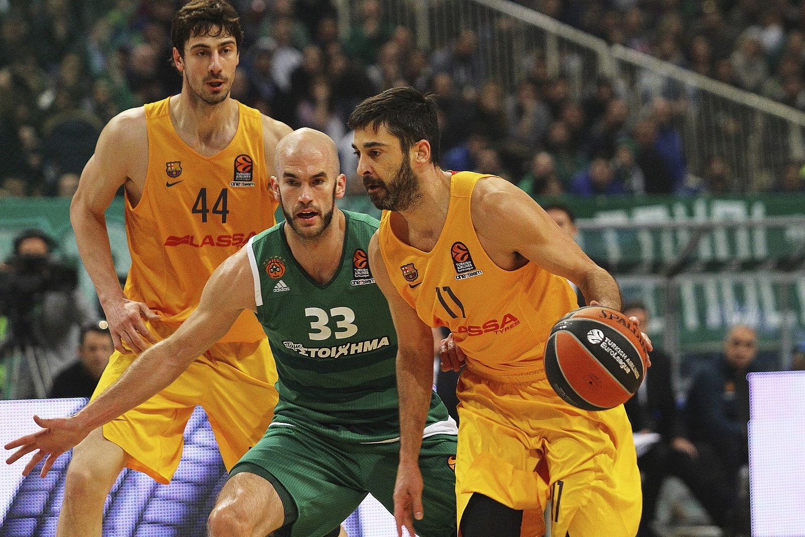 Juan Carlos Navarro controla el balón con Nick Calathes.