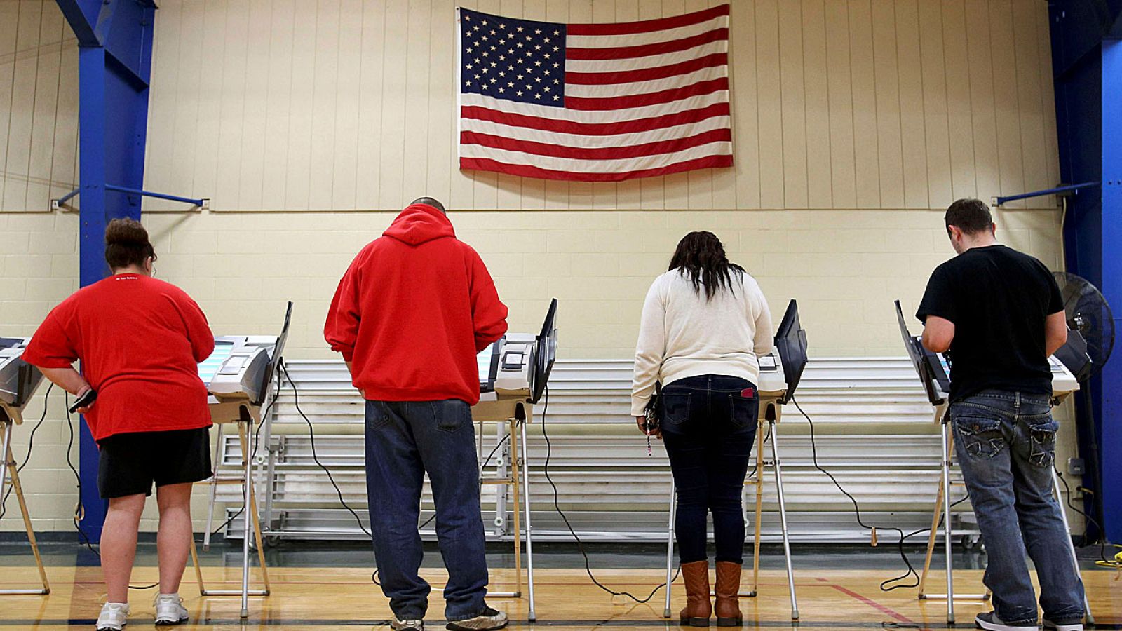 Votantes emiten su voto en un colegio electoral en Ohio el pasado 8 de noviembre.