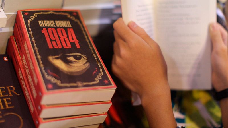 Varias copias de la novela '1984', de George Orwell