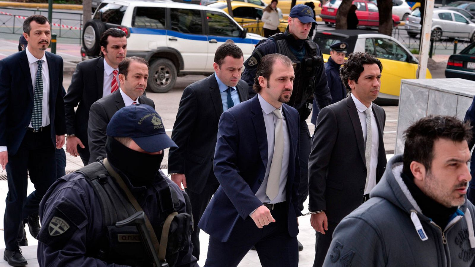 Los ocho militares turcos a su llegada a la corte de justicia griega.