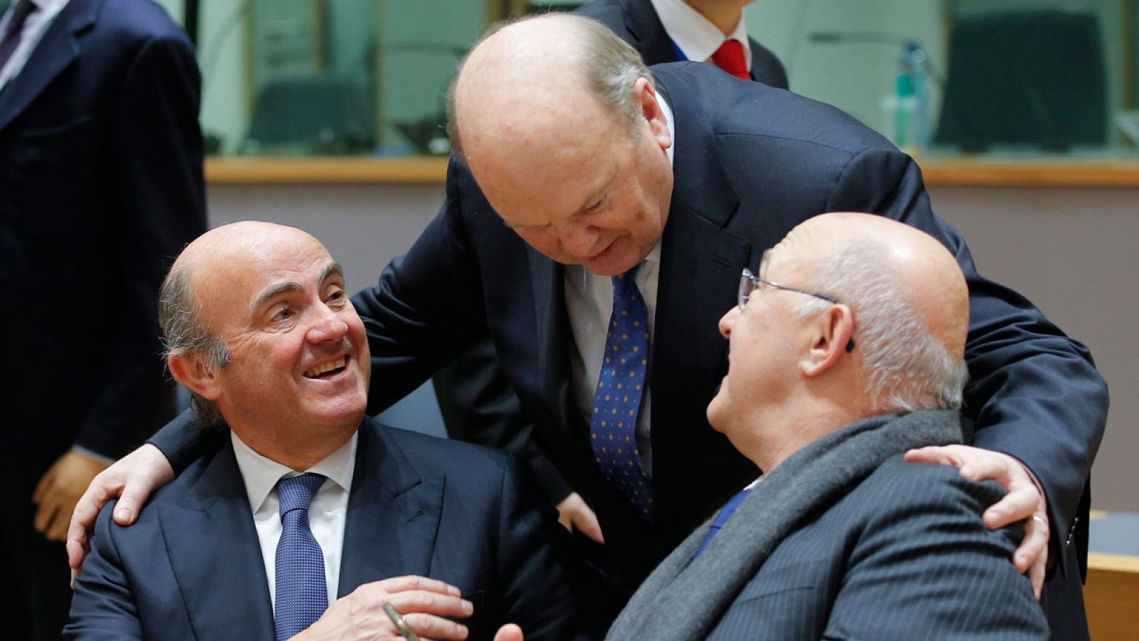 El ministro de Economía español, Luis de Guindos, conversa con el ministro de Finanzas francés, Michel Sapin ,y su homólogo irlandés, Michael Noonan, durante la reunión de ministros de Economía y Finanzas de la eurozona (Eurogrupo) en Bruselas