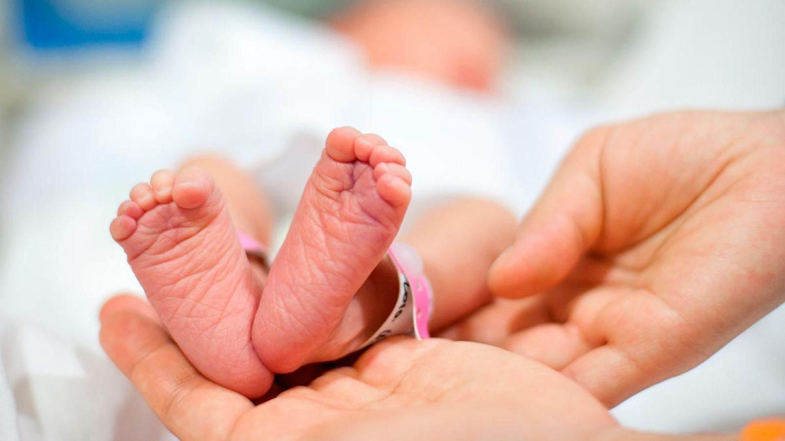 Pie de una recién nacida en el hospital