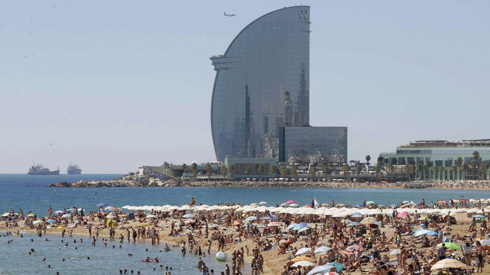 Vista de un hotel junto a la playa de la Barceloneta (Barcelona).