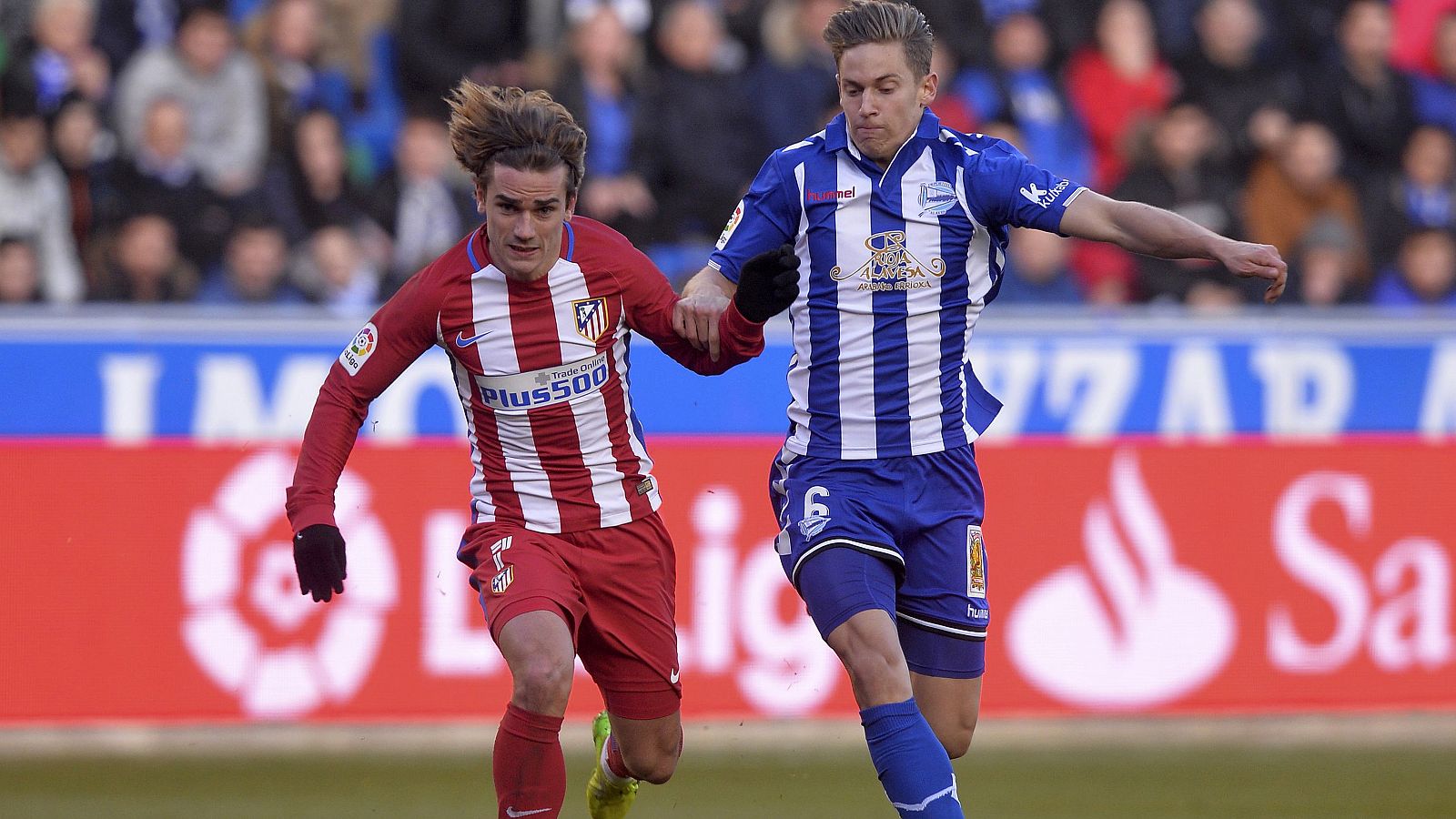 Griezmann y Llorente, en un lance del partido.