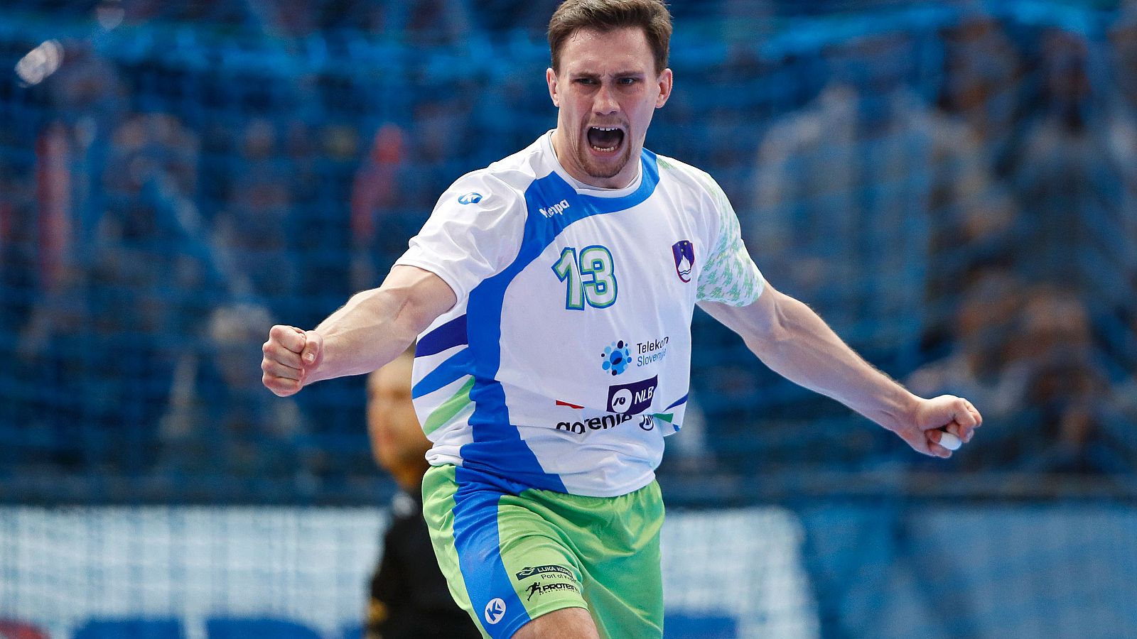 Darko Cingesar celebra un gol de Eslovenia.