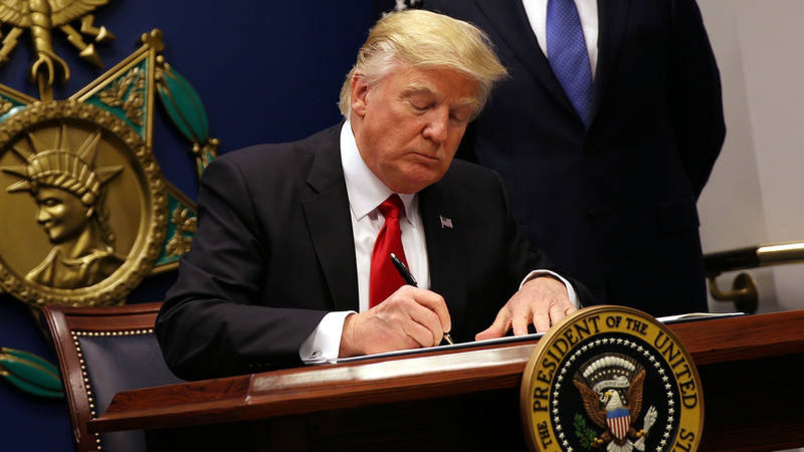  El presidente de EE.UU., Donald Trump, firma la orden ejecutiva que veta temporalmente la entrada a refugiados.