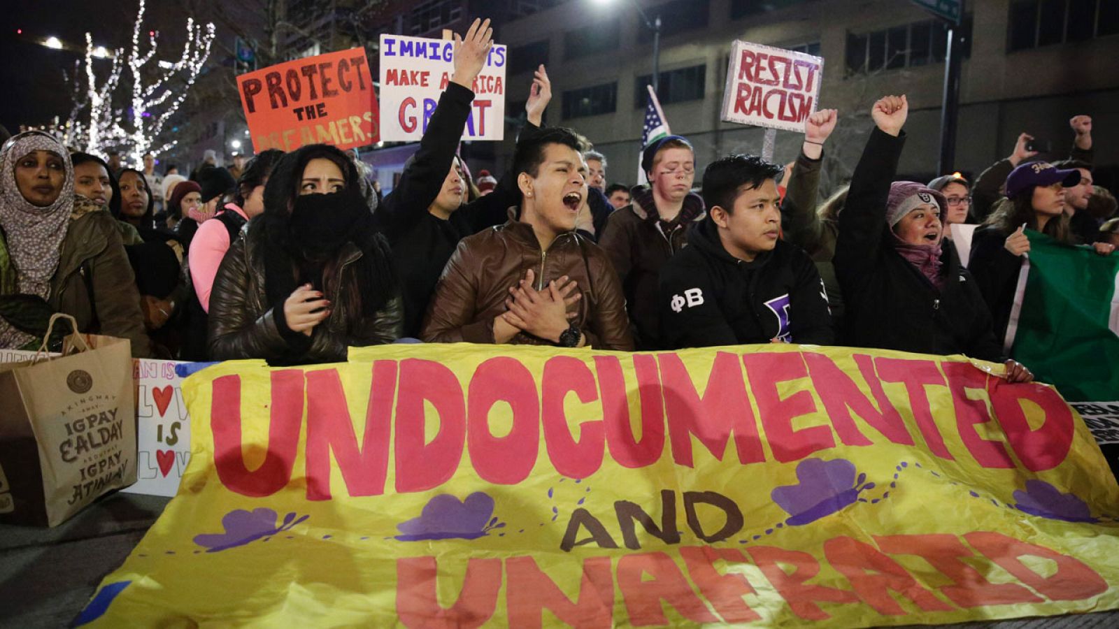 Manifestantes protestan en Seattle, EE.UU. a favor de los refugiados y contra las medidas de Trump