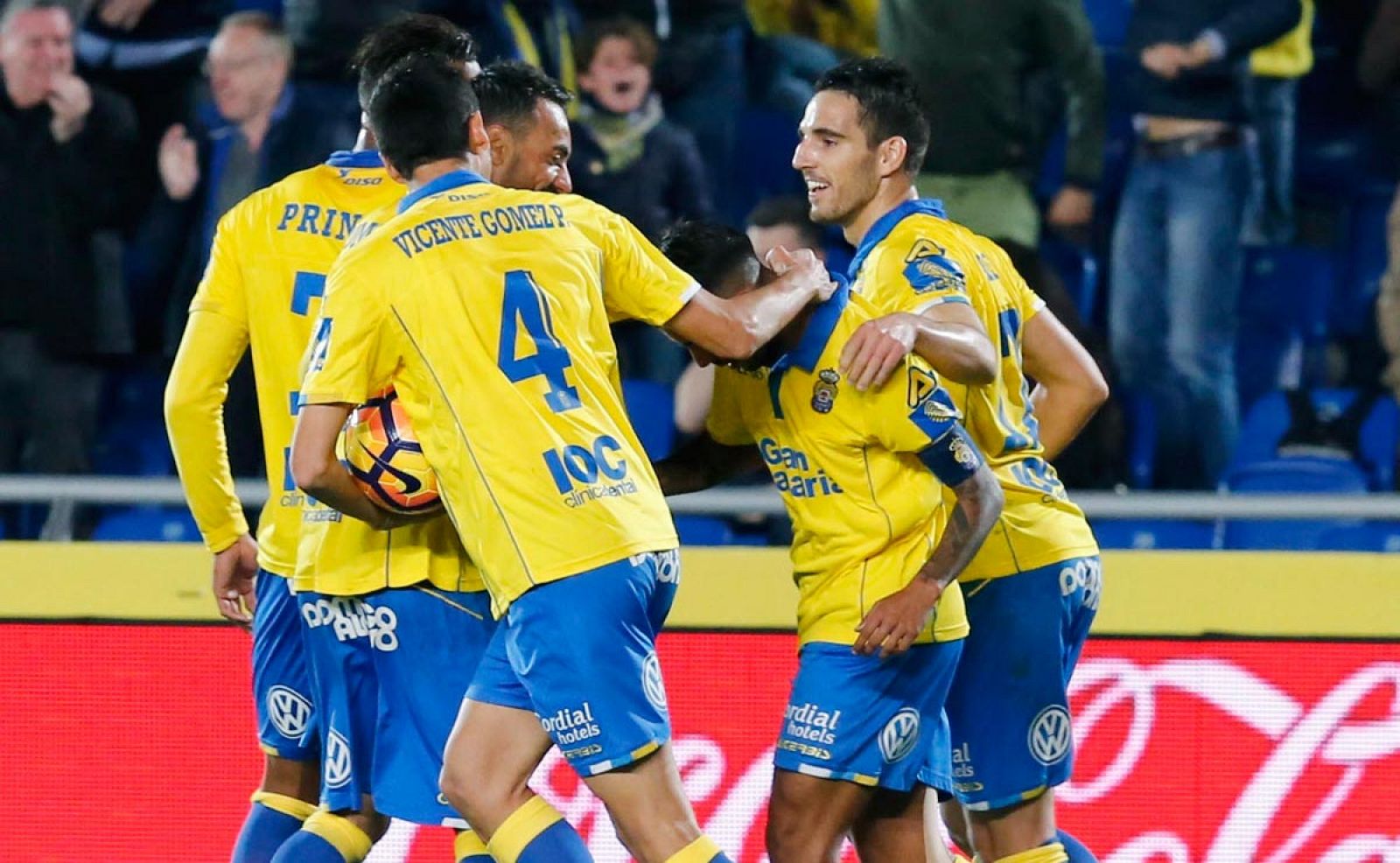 Jonathan Viera celebra con sus compañeros su gol logrado ante el Valencia.