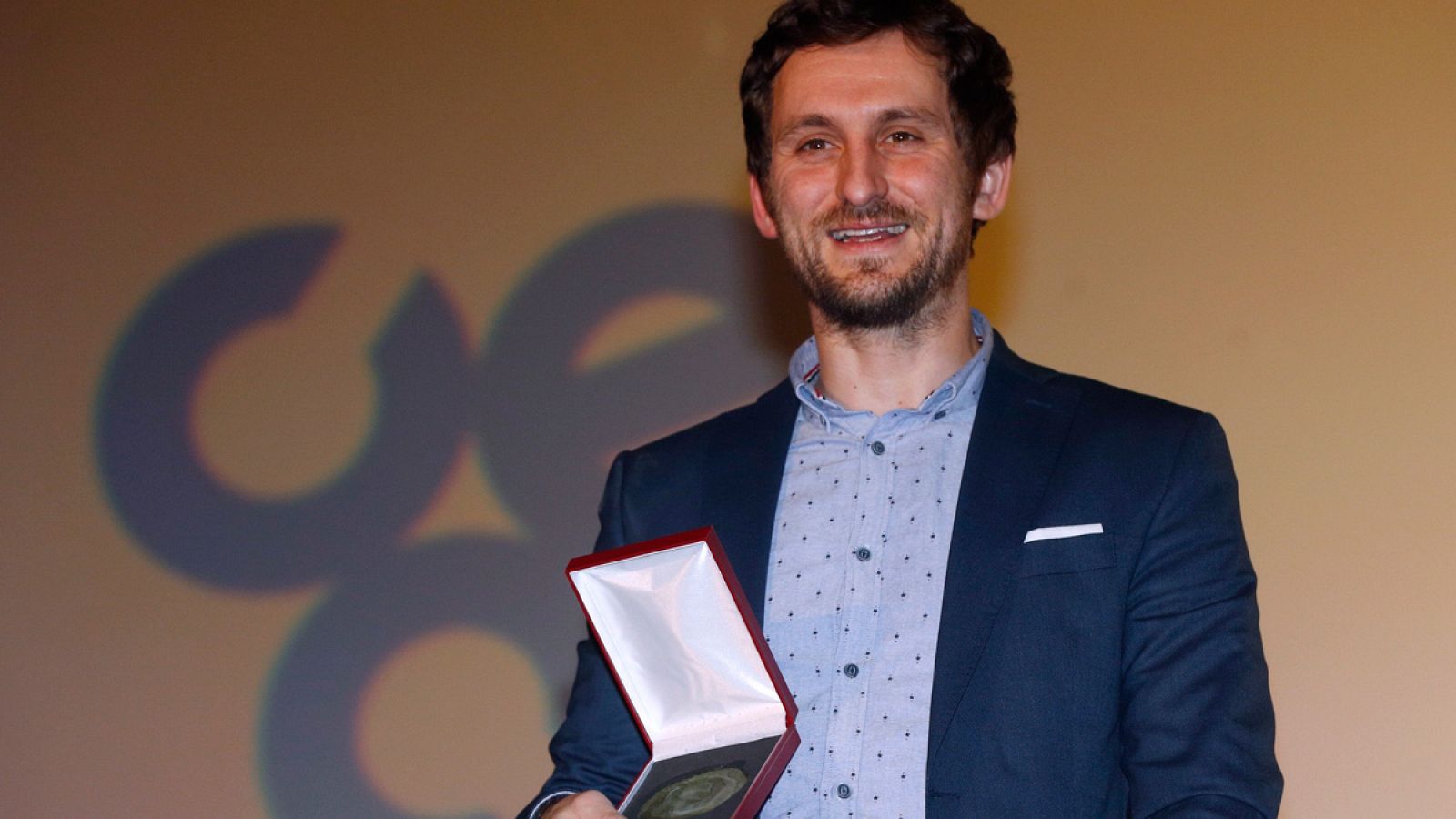 Raúl Arévalo recibe el premio al mejor director novel por la película "Tarde para la ira", en la gala de entrega de medallas del Círculo de Escritores Cinematográficos