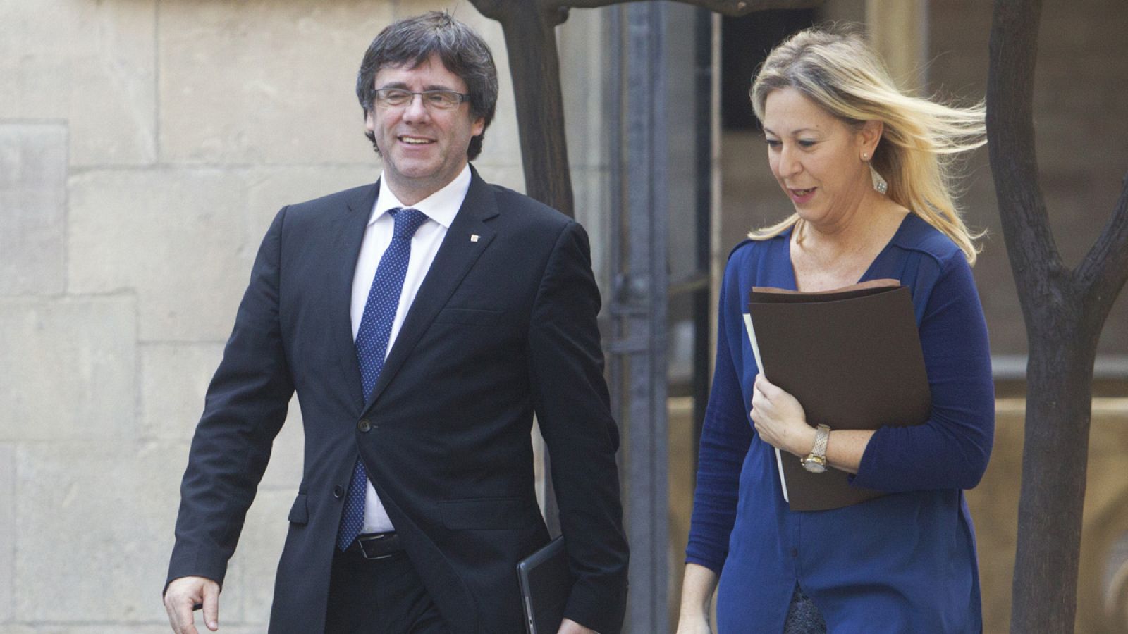 El presidente de la Generalitat, Carles Puigdemont, junto a la consellera de Presidencia, Neus Munté