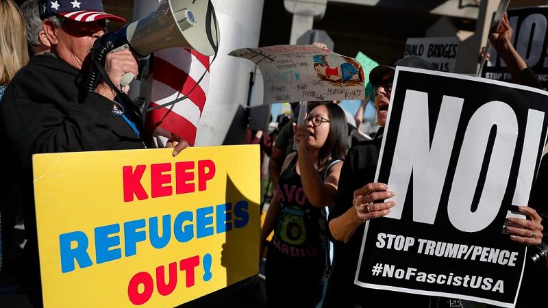 Un manifestante pro-Trump se opone a las protestas de este domingo en contra del veto migratorio