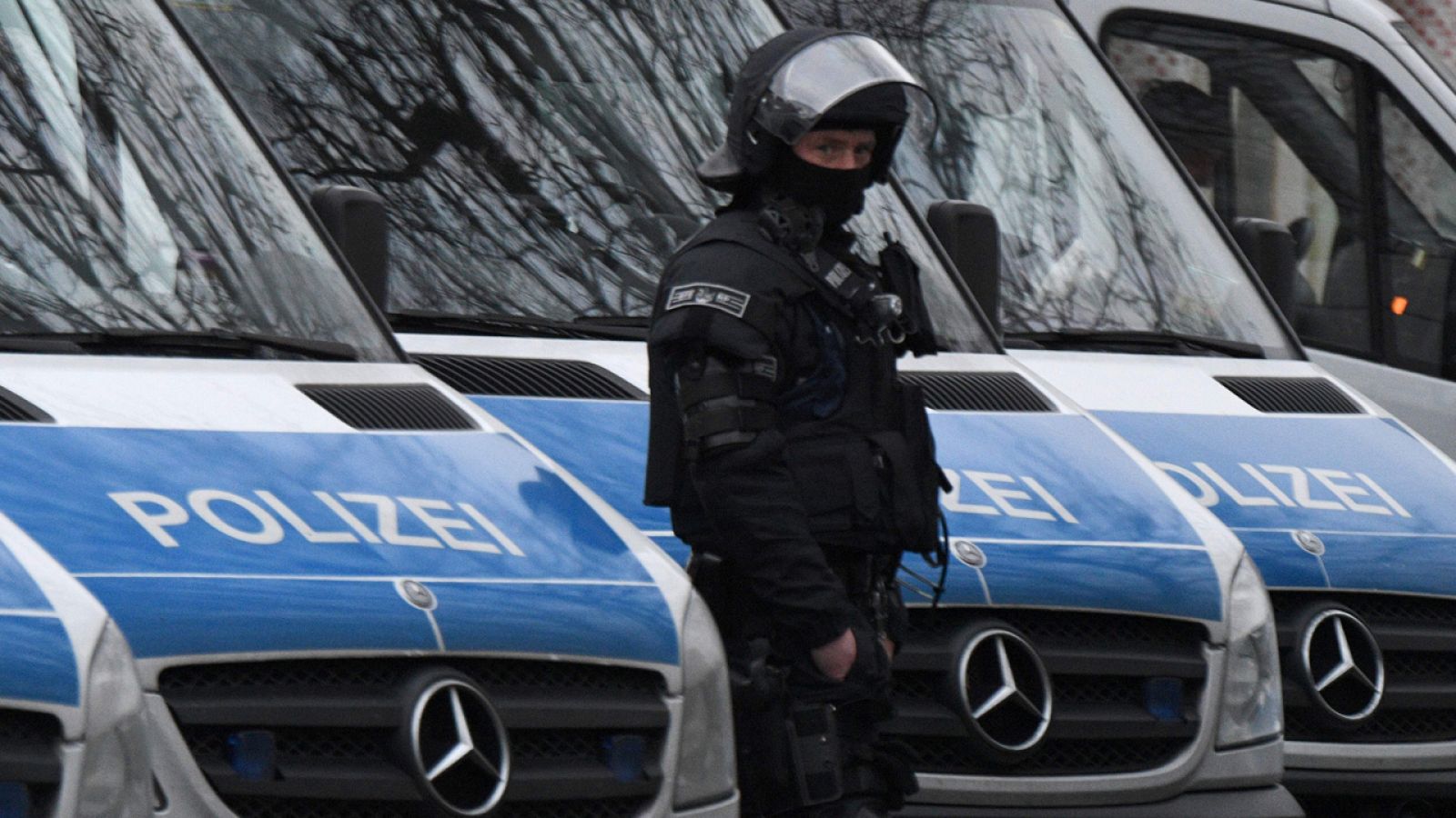 Unidades especiales de la policía alemana frente a la mezquita de Bilal, en Frankfurt.