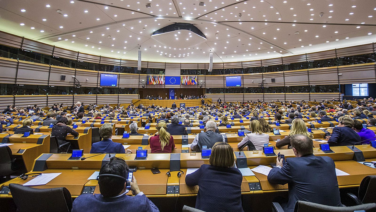 Los eurodiputados escuchan al presidente del Parlamento Europeo, Antonio Tajani, durante su primera asistencia a una sesión plenaria del PE en Bruselas.