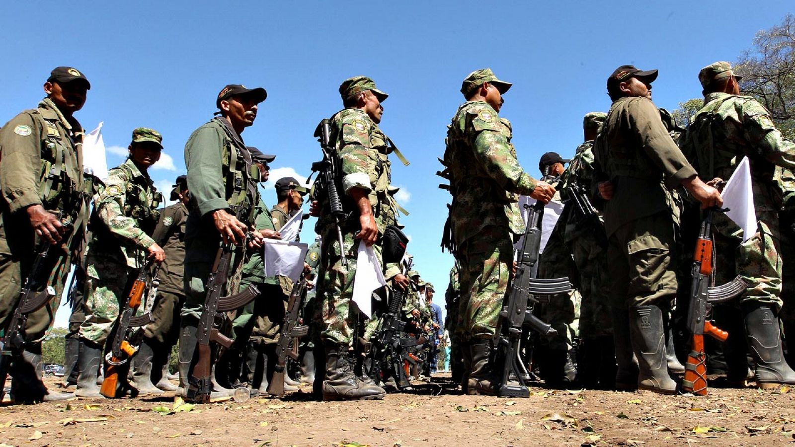 Varios guerrilleros de la FARC aguardan en Pondores tras acudir a un campamento de desmovilización