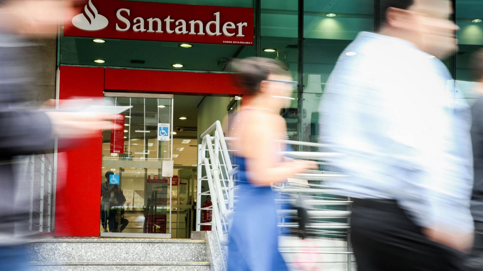 Clientes delante de una oficina del Banco Santander en una imagen de archivo.