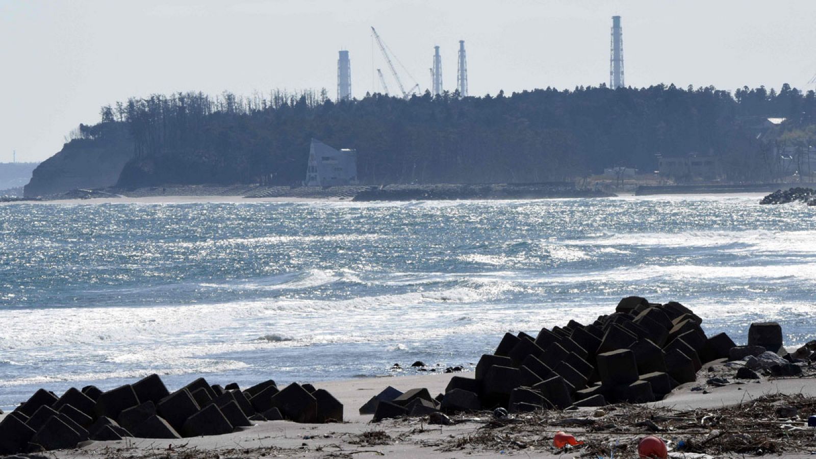 Foto de archivo del 10 de febrero de 2016 que muestra las grúas en la central nuclear de Fukushima.