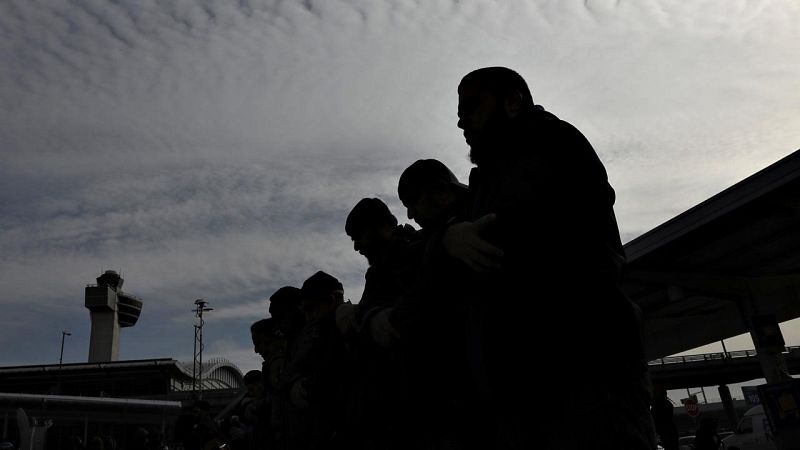Varias personas aguardan en el exterior de la terminal 4 del aeropuerto John Fitzgerald Kennedy de Nueva York