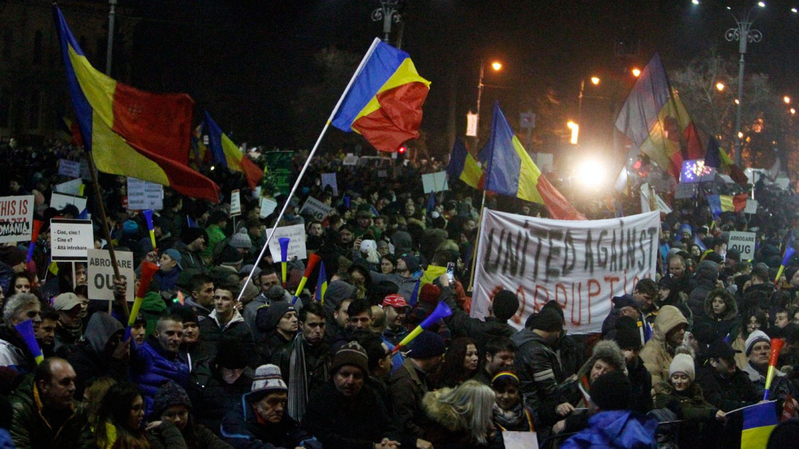 Gente agitando banderas rumanas durante una protesta frente a la sede del gobierno en Bucarest (Rumania) este sábado, 4 de febrero de 2017.