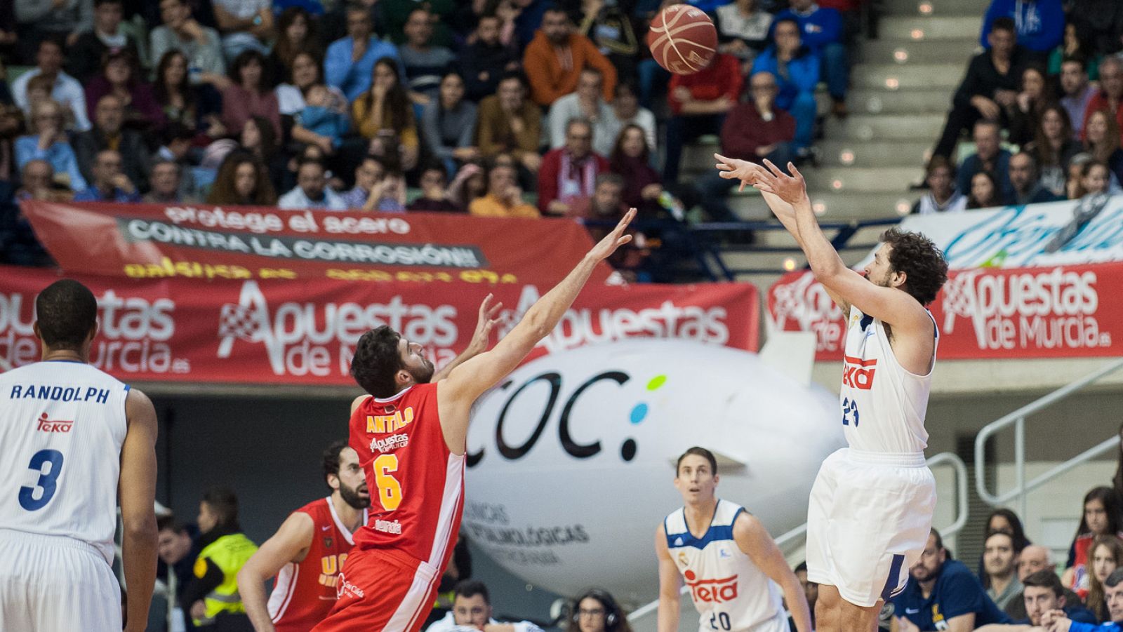 Sergio Llull lanza a canasta ante el UCAM Murcia