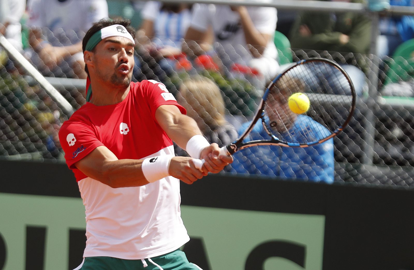 El tenista italiano de Copa Davis Fabio Fognini en acción ante Guido Pella.