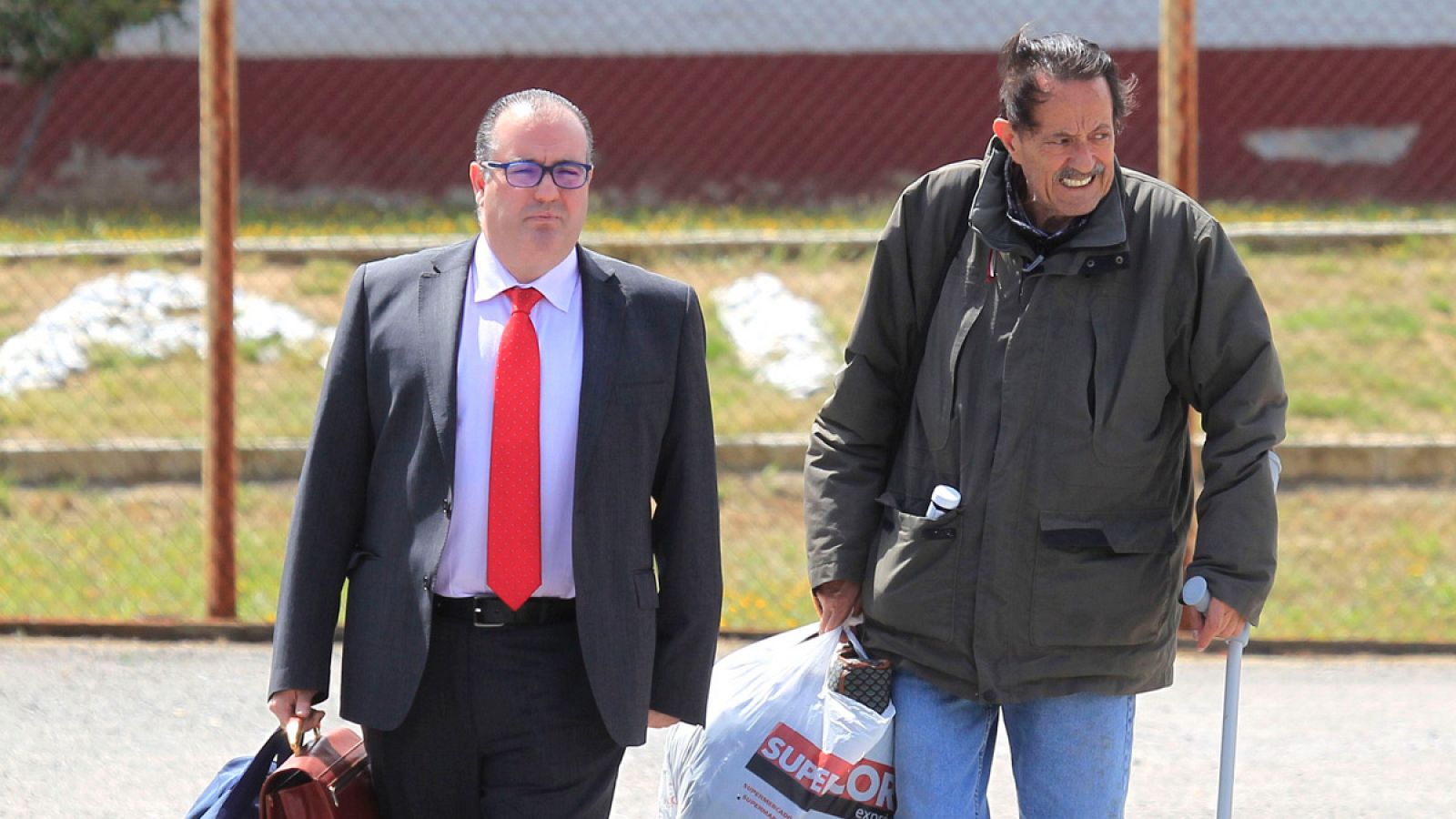 Julián Muñoz junto a su abogado, Antonio José García Cabrera, a su llegada al Centro de Inserción Social de Algeciras