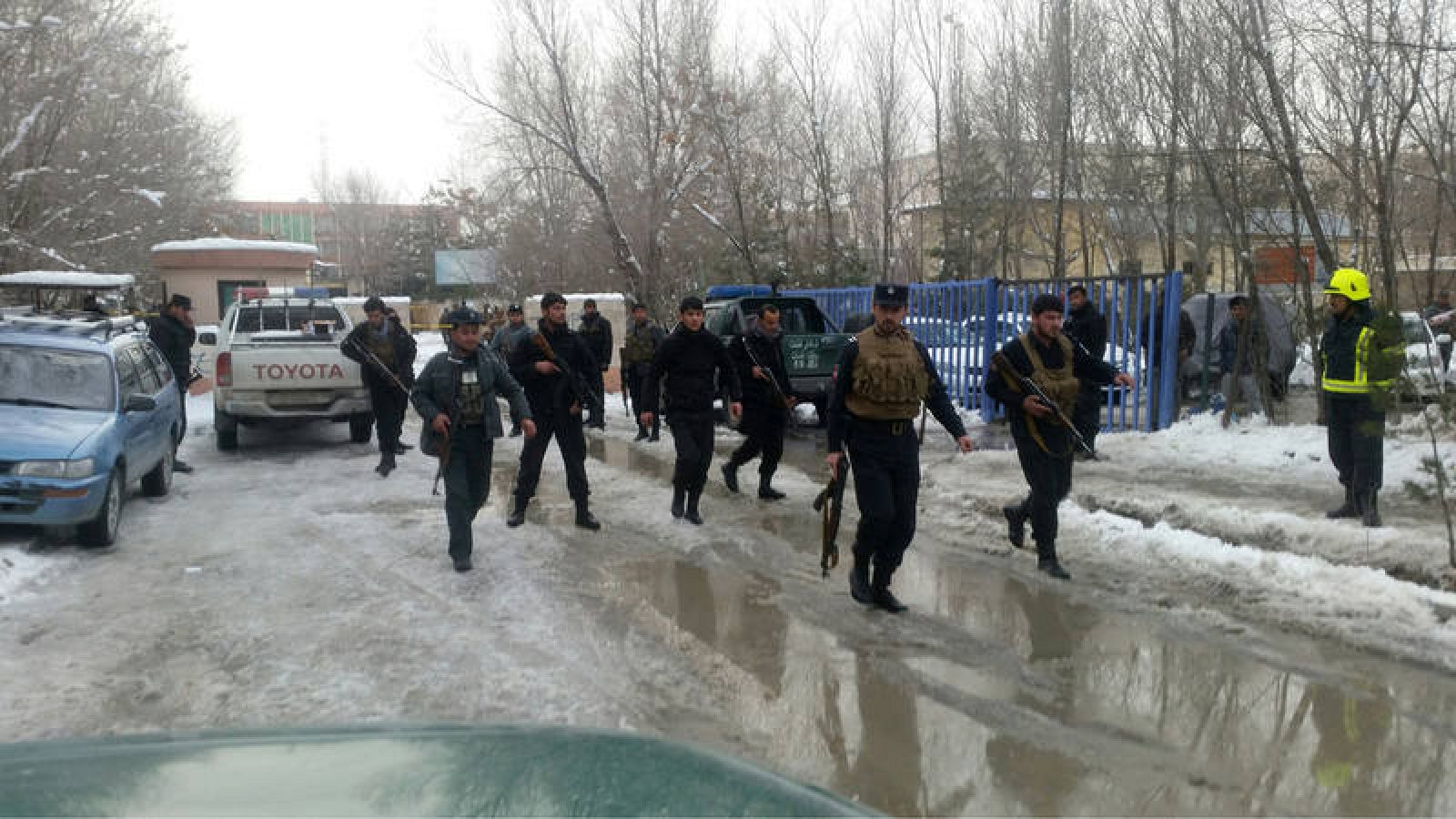 Policía afgana en las inmediaciones de la sede del Tribunal Supremo en Kabul tras la explosión que ha causado al menos 20 muertos.