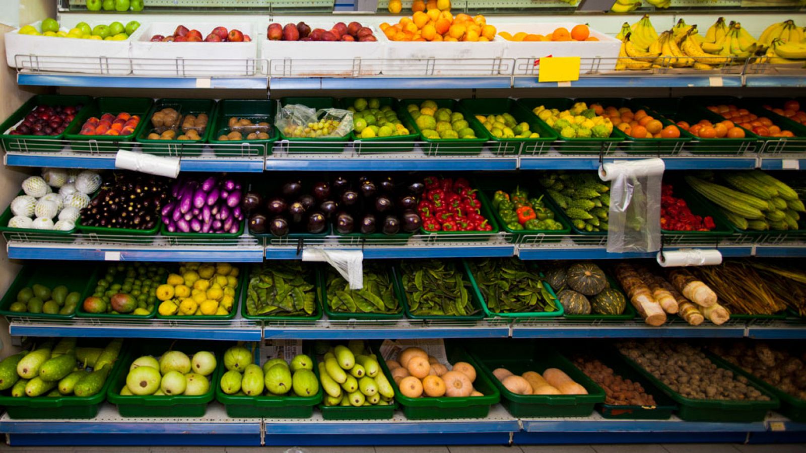 Frutas y verduras en las estanterías de un supermercado.
