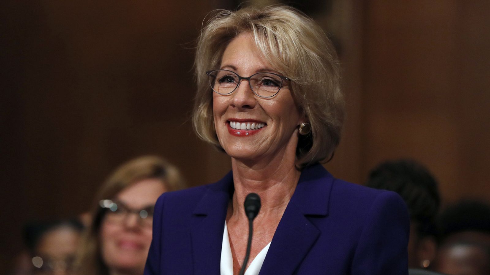 Fotografía de archivo fechada el pasado 17 de enero de 2017 que muestra a Betsy DeVos durante el comité de confirmación del Senado