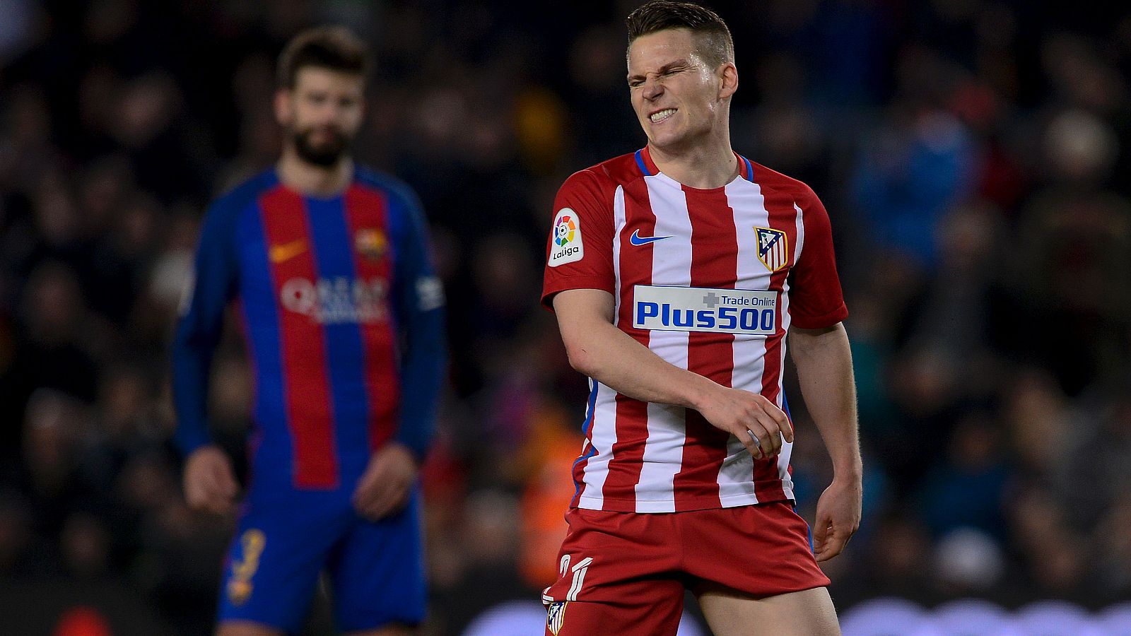 Gameiro se lamenta tras fallar el penalti en el Camp Nou.