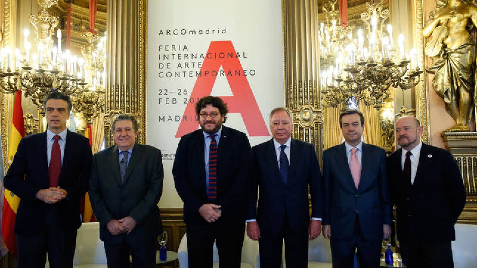  El ministro de Cultura argentino, Pablo Avelluto (3i); el presidente ejecutivo de IFEMA, Clemente González (3d); el embajador argentino en España, Federico Ramón Puerta (i); El director de Casa de América, Santiago Miralles (i); el director general 