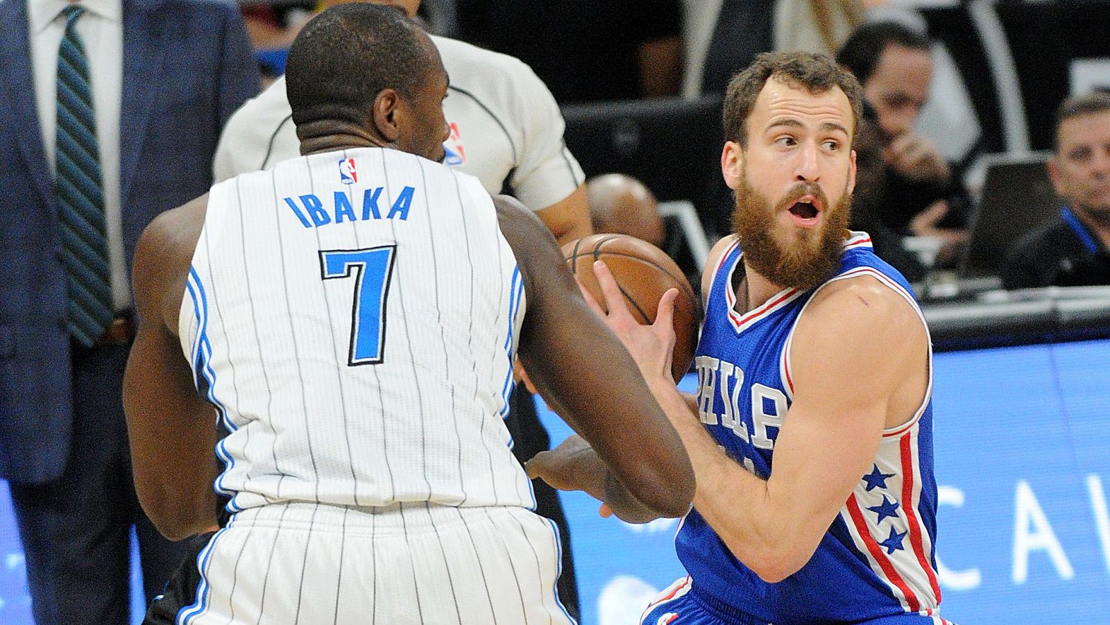 Sergio Rodríguez, defendido por Ibaka.