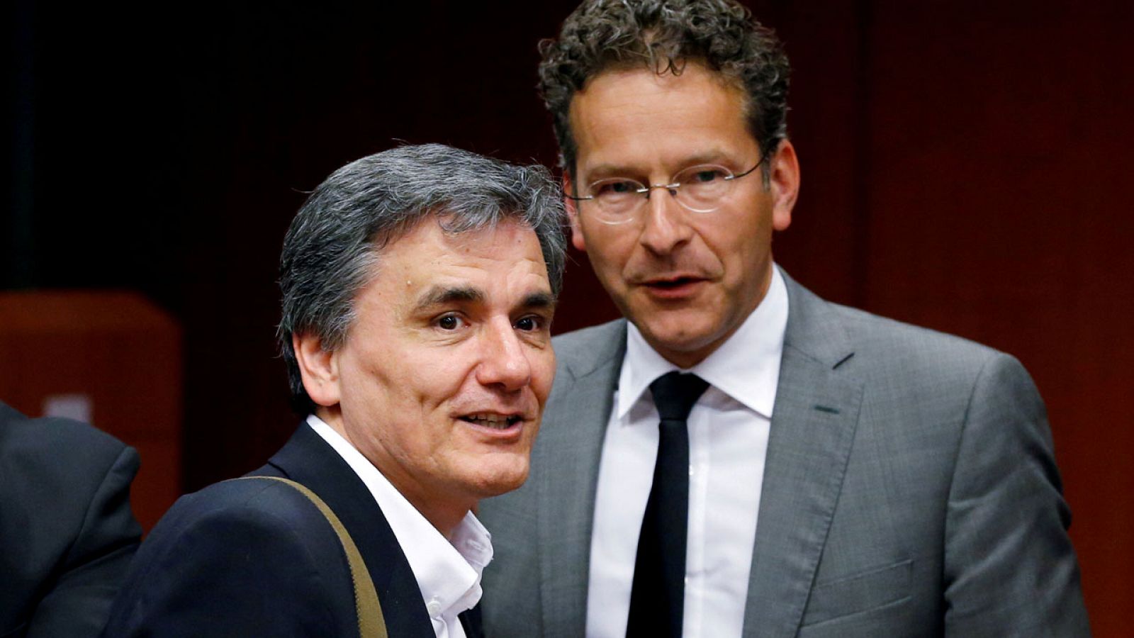 El ministro de Finanzas griego, Euclides Tsakalotos y el presidente del Eurogrupo, Jeroen Dijsselbloem (d).