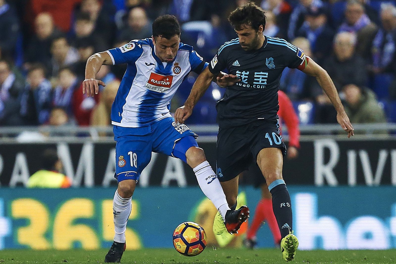 Javi Fuego disputa un balón con Xavi Prieto.