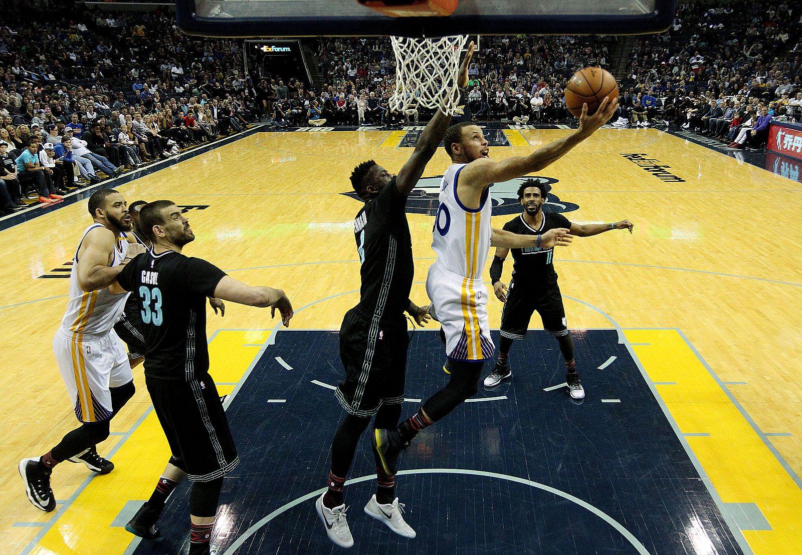 Stephen Curry lanza ante Marc Gasol.