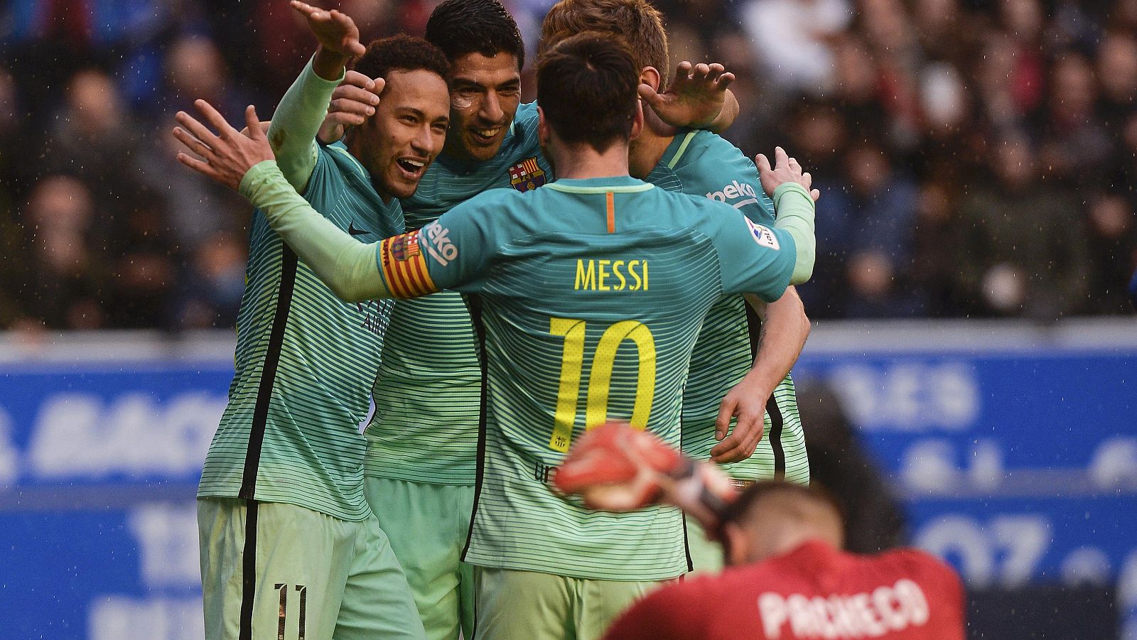 Los jugadores del Barça celebran el gol de Suárez.
