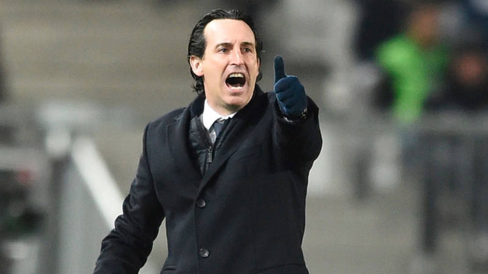 Emery da instrucciones a sus jugadores